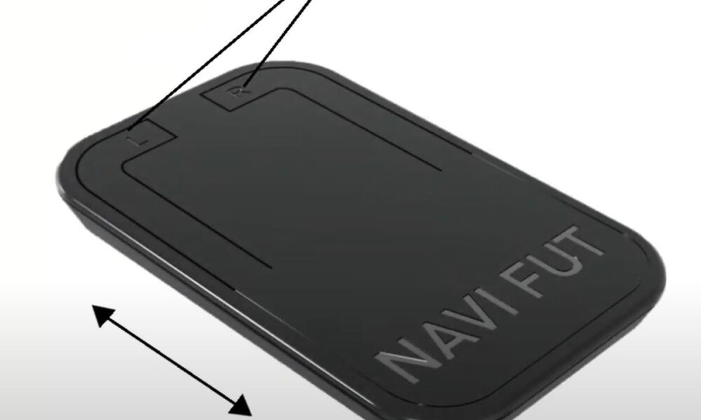 Fotografija prikazuje tehnološki uređaj poput miša za nogu.