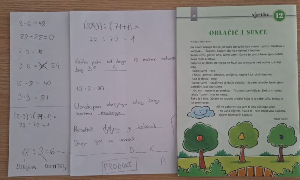 Na slici se vide tri otvorene stranice bilježnica i knjige položene na stolu. S lijeve strane nalazi se bilježnica s rukom pisanim matematičkim zadacima – uglavnom množenje i dijeljenje (npr. 8·6=48, 9·9=81), uz poneke ispravke. U sredini je druga stranica bilježnice s dodatnim zadacima i kratkim pitanjima, poput dijeljenja i osnovnih matematičkih pojmova (npr. što je umnožak i količnik), također pisano olovkom. S desne strane nalazi se otvorena dječja knjiga ili udžbenik s naslovom „Oblačić i sunce“. Tekst je popraćen ilustracijama – nacrtani su oblak s osmijehom i nekoliko stabala s voćem, što daje vedar i dječji ugođaj. Cijela scena djeluje kao školski radni prostor djeteta koje uči matematiku i čita lektiru ili tekst iz udžbenika.