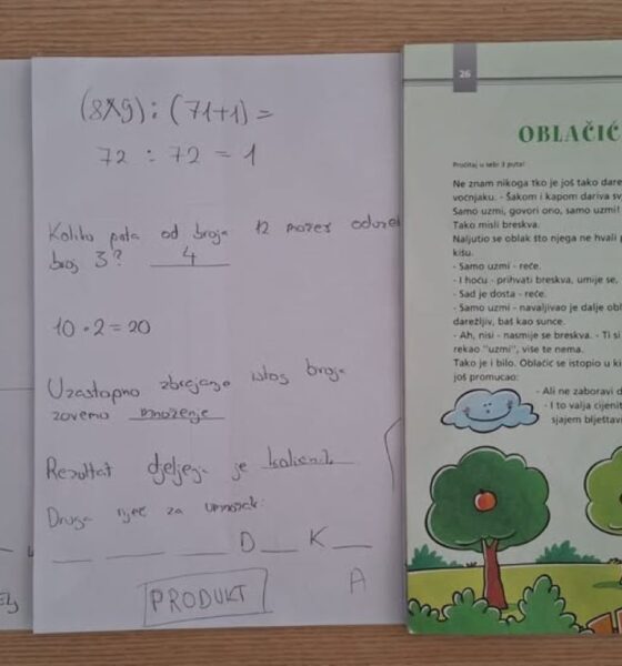 Na slici se vide tri otvorene stranice bilježnica i knjige položene na stolu. S lijeve strane nalazi se bilježnica s rukom pisanim matematičkim zadacima – uglavnom množenje i dijeljenje (npr. 8·6=48, 9·9=81), uz poneke ispravke. U sredini je druga stranica bilježnice s dodatnim zadacima i kratkim pitanjima, poput dijeljenja i osnovnih matematičkih pojmova (npr. što je umnožak i količnik), također pisano olovkom. S desne strane nalazi se otvorena dječja knjiga ili udžbenik s naslovom „Oblačić i sunce“. Tekst je popraćen ilustracijama – nacrtani su oblak s osmijehom i nekoliko stabala s voćem, što daje vedar i dječji ugođaj. Cijela scena djeluje kao školski radni prostor djeteta koje uči matematiku i čita lektiru ili tekst iz udžbenika.