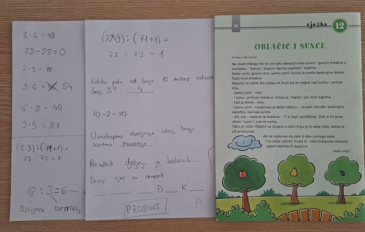 Na slici se vide tri otvorene stranice bilježnica i knjige položene na stolu. S lijeve strane nalazi se bilježnica s rukom pisanim matematičkim zadacima – uglavnom množenje i dijeljenje (npr. 8·6=48, 9·9=81), uz poneke ispravke. U sredini je druga stranica bilježnice s dodatnim zadacima i kratkim pitanjima, poput dijeljenja i osnovnih matematičkih pojmova (npr. što je umnožak i količnik), također pisano olovkom. S desne strane nalazi se otvorena dječja knjiga ili udžbenik s naslovom „Oblačić i sunce“. Tekst je popraćen ilustracijama – nacrtani su oblak s osmijehom i nekoliko stabala s voćem, što daje vedar i dječji ugođaj. Cijela scena djeluje kao školski radni prostor djeteta koje uči matematiku i čita lektiru ili tekst iz udžbenika.