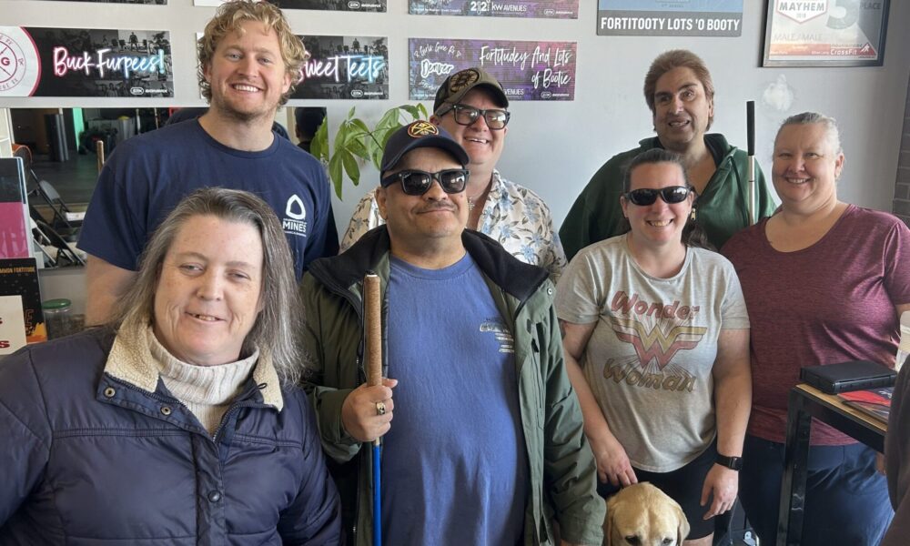 Fotografija prikazuje nekoliko ljudi s crnim naočalama i satovima, a neke bez njih.