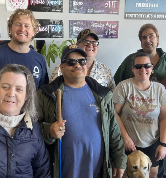 Fotografija prikazuje nekoliko ljudi s crnim naočalama i satovima, a neke bez njih.