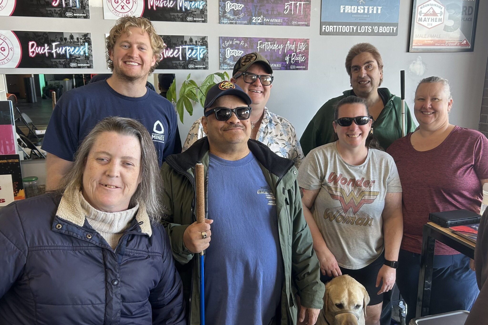 Fotografija prikazuje nekoliko ljudi s crnim naočalama i satovima, a neke bez njih.