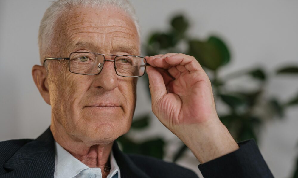 Fotografija prikazuje starijeg čovjeka koji na očima ima naočale za vid.