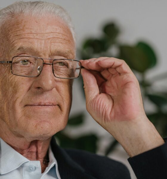 Fotografija prikazuje starijeg čovjeka koji na očima ima naočale za vid.