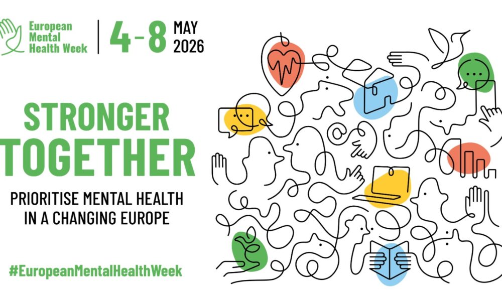 Na slici je promotivni vizual za Europski tjedan mentalnog zdravlja. S lijeve strane nalazi se logo i naziv manifestacije „European Mental Health Week“, uz jasno istaknute datume održavanja od 4. do 8. svibnja 2026. Ispod toga velikim zelenim slovima piše „Stronger Together“, a dodatni slogan glasi „Prioritise mental health in a changing Europe“. Desna strana slike ispunjena je apstraktnim crtežom sastavljenim od kontinuiranih linija koje oblikuju ljudske profile, ruke, simbole komunikacije, srce i druge elemente povezane s međusobnom podrškom i mentalnim zdravljem. U crtežu su naglašeni detalji u živim bojama poput zelene, žute, plave i crvene, što dodatno simbolizira raznolikost, povezanost i zajedništvo. Na dnu slike nalazi se hashtag #EuropeanMentalHealthWeek, koji upućuje na širenje svijesti i uključivanje javnosti putem društvenih mreža.