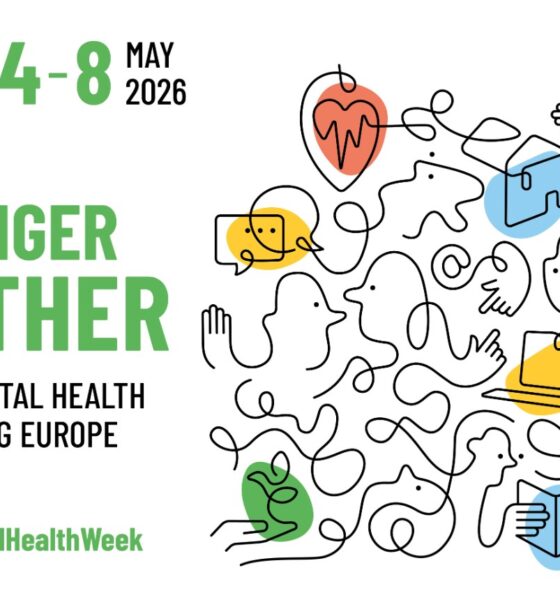 Na slici je promotivni vizual za Europski tjedan mentalnog zdravlja. S lijeve strane nalazi se logo i naziv manifestacije „European Mental Health Week“, uz jasno istaknute datume održavanja od 4. do 8. svibnja 2026. Ispod toga velikim zelenim slovima piše „Stronger Together“, a dodatni slogan glasi „Prioritise mental health in a changing Europe“. Desna strana slike ispunjena je apstraktnim crtežom sastavljenim od kontinuiranih linija koje oblikuju ljudske profile, ruke, simbole komunikacije, srce i druge elemente povezane s međusobnom podrškom i mentalnim zdravljem. U crtežu su naglašeni detalji u živim bojama poput zelene, žute, plave i crvene, što dodatno simbolizira raznolikost, povezanost i zajedništvo. Na dnu slike nalazi se hashtag #EuropeanMentalHealthWeek, koji upućuje na širenje svijesti i uključivanje javnosti putem društvenih mreža.