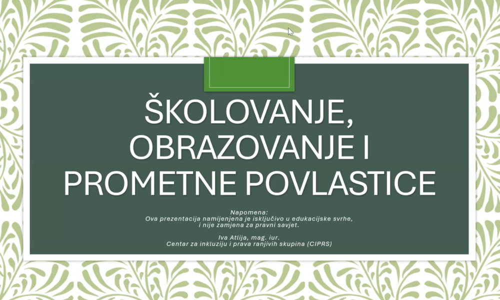 Na fotografiji se nalazi naslovna stranica prezentacije s naslovom „Školovanje, obrazovanje i prometne povlastice“. U središtu slike nalazi se tamnozelena pravokutna ploha obrubljena bijelim okvirom, dok je pozadina ukrašena svijetlozelenim dekorativnim uzorkom nalik lišću ili floralnim motivima. Naslov prezentacije ispisan je velikim bijelim slovima i zauzima najveći dio središnjeg prostora. Ispod naslova nalazi se napomena da je prezentacija namijenjena isključivo u edukacijske svrhe i da nije zamjena za pravni savjet. Na dnu su navedeni ime autorice, Ive Atlije, magistre prava, te naziv organizacije „Centar za inkluziju i prava ranjivih skupina (CIPRS)“. Dizajn prezentacije djeluje uredno i profesionalno, s dominantnim zelenim i bijelim tonovima.