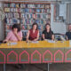 Predstavnici organizacija i aktivisti sudjeluju na konferenciji za medije povodom 13. Tjedna izbjeglica(ma), održanoj u prostoru knjižnice, gdje predstavljaju program i aktivnosti posvećene podršci izbjeglicama i uključivanju u zajednicu.