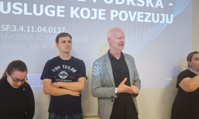 Govornici i prevoditeljica na znakovni jezik sudjeluju na konferenciji o uslugama podrške.
