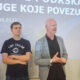 Govornici i prevoditeljica na znakovni jezik sudjeluju na konferenciji o uslugama podrške.