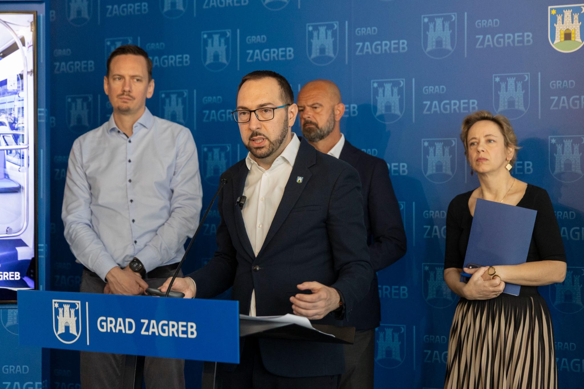 Predstavnici Grada Zagreba predstavljaju prometne mjere na konferenciji za medije.
