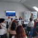 Na fotografiji je prikazan trenutak s početne konferencije projekta „Snaga različitosti“, održane u Multimedijskoj dvorani Kina Edison u Karlovcu. U prvom planu vidi se publika okupljena u dvorani, dok se u pozadini nalaze sudionice panela koje predstavljaju projekt i njegove aktivnosti. Jedna od govornica obraća se prisutnima, a iza nje su postavljeni promotivni roll-up plakati i ekran s nazivom projekta. Atmosfera djeluje radno i svečano, uz velik interes sudionika za teme socijalne uključenosti, podrške osobama s invaliditetom i razvoja socijalnih usluga u zajednici.