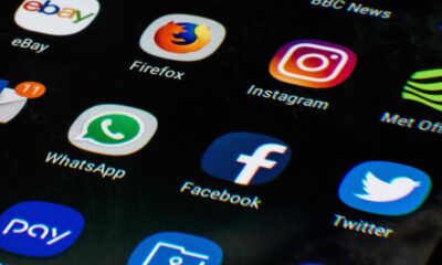 Ikone društvenih mreža i aplikacija prikazane na zaslonu pametnog telefona.