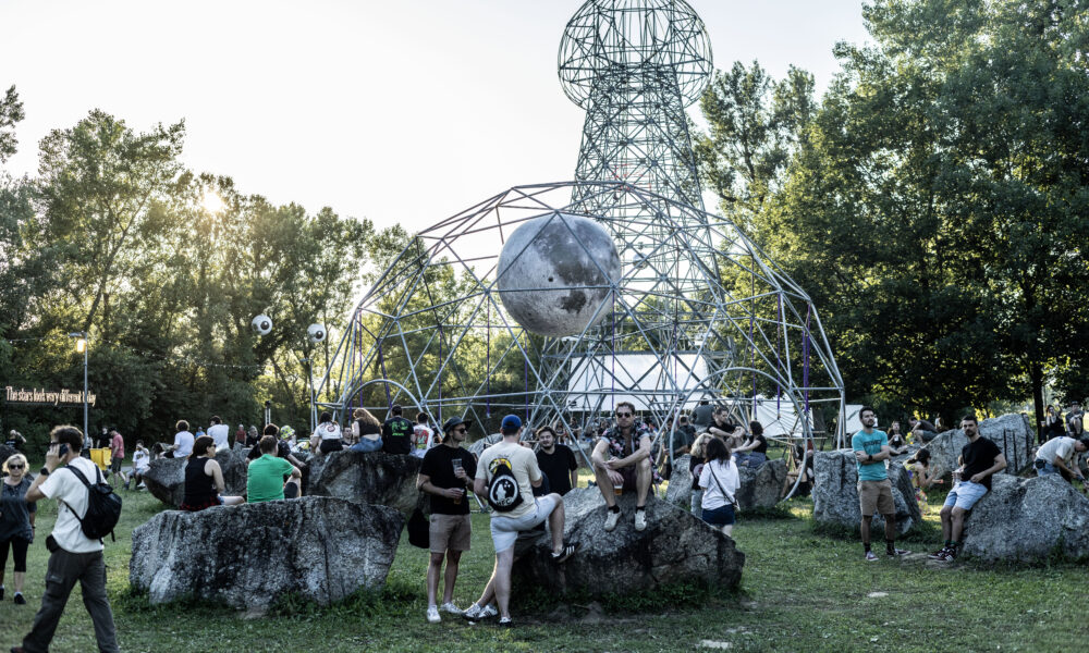 Posjetitelji se okupljaju oko umjetničke instalacije na otvorenom.
