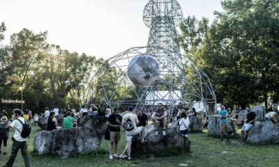 Posjetitelji se okupljaju oko umjetničke instalacije na otvorenom.