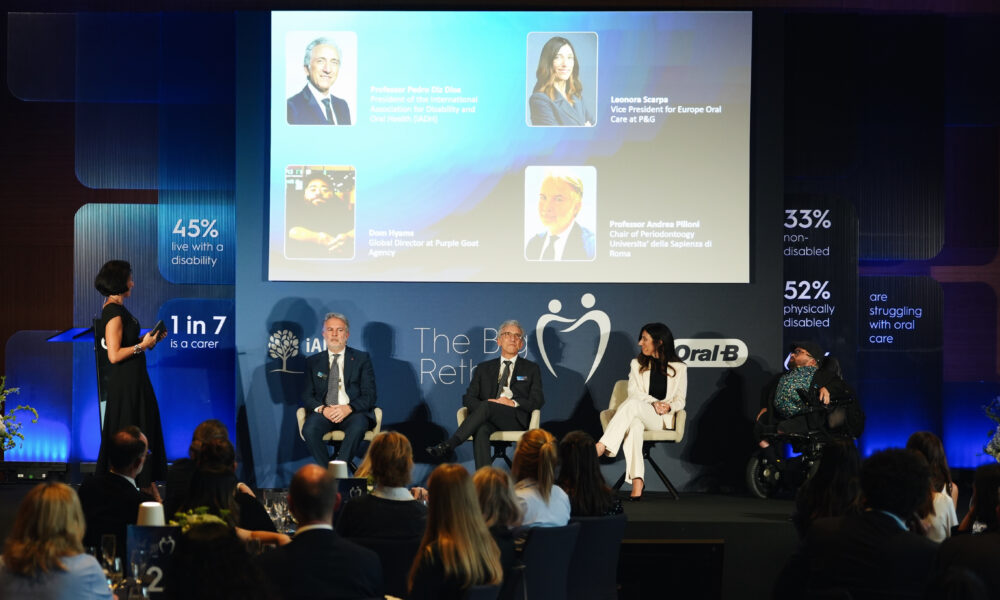 Panel-rasprava o oralnom zdravlju i invaliditetu pred publikom na konferenciji.