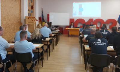 Polaznici prate edukaciju u učionici tijekom stručnog predavanja.