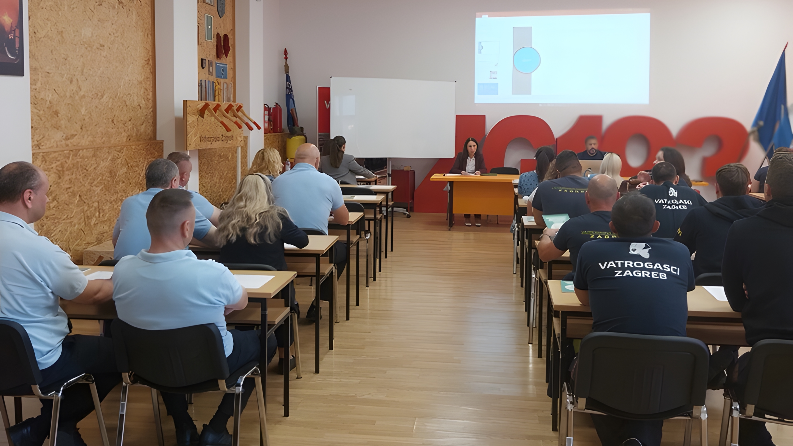 Polaznici prate edukaciju u učionici tijekom stručnog predavanja.