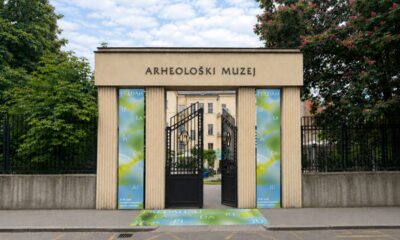 Ulaz u Arheološki muzej u Zagrebu s otvorenim vratima i vizualima izložbe u Lapidariju.