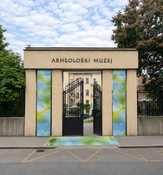 Ulaz u Arheološki muzej u Zagrebu s otvorenim vratima i vizualima izložbe u Lapidariju.
