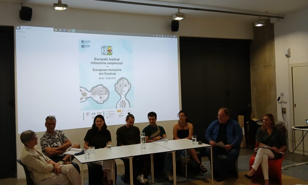 Panel-rasprava na Europskom festivalu inkluzivne umjetnosti pred publikom.