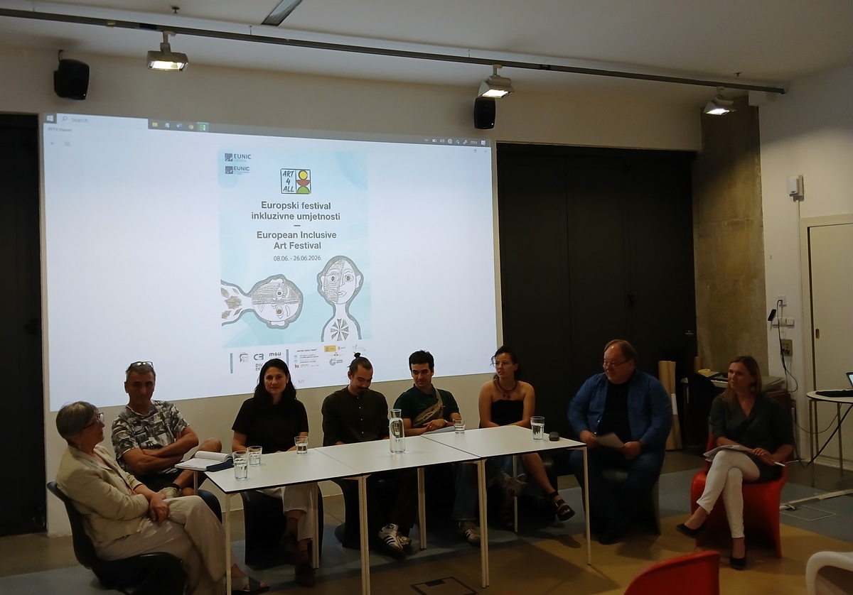 Panel-rasprava na Europskom festivalu inkluzivne umjetnosti pred publikom.
