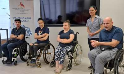Sudionici, među kojima su osobe koje koriste invalidska kolica, sudjeluju u panel-raspravi o izazovima i pravima mladih osoba s invaliditetom.