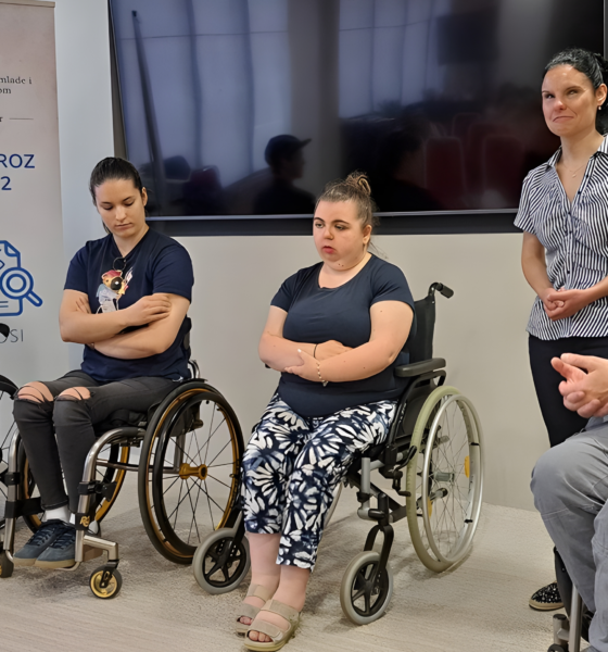 Sudionici, među kojima su osobe koje koriste invalidska kolica, sudjeluju u panel-raspravi o izazovima i pravima mladih osoba s invaliditetom.