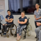 Sudionici, među kojima su osobe koje koriste invalidska kolica, sudjeluju u panel-raspravi o izazovima i pravima mladih osoba s invaliditetom.