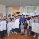 Skupina mladih i organizatora pozira u prostoru udruge držeći majice programa Klub Aktiv.