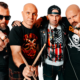 Članovi bendova Savršeni marginalci i Luzeri poziraju s instrumentima i rekvizitima u promotivnom fotografiranju povodom nastupa kao predgrupe koncertu grupe The Offspring na Zagrebačkom velesajmu.