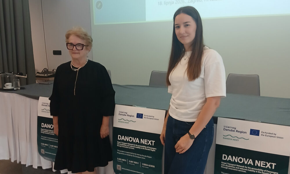 Dvije sudionice poziraju ispred pozornice konferencije projekta DANOVA NEXT.