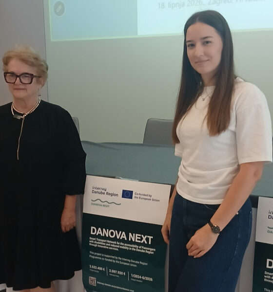 Dvije sudionice poziraju ispred pozornice konferencije projekta DANOVA NEXT.