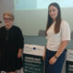 Dvije sudionice poziraju ispred pozornice konferencije projekta DANOVA NEXT.