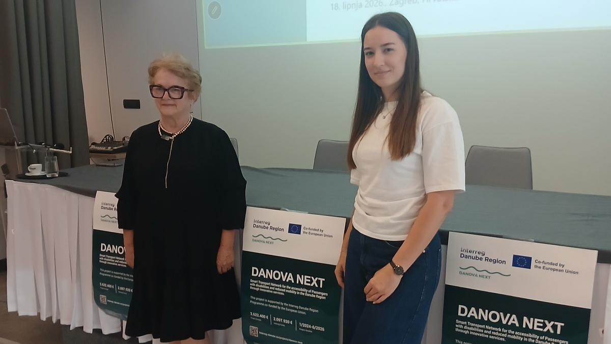 Dvije sudionice poziraju ispred pozornice konferencije projekta DANOVA NEXT.