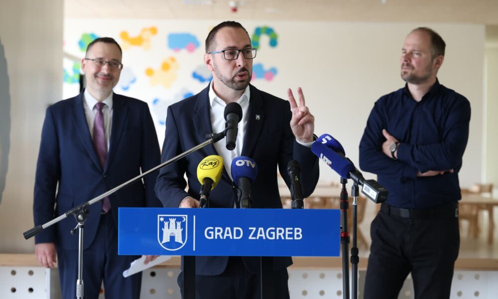 Predstavnik Grada Zagreba daje izjavu medijima na konferenciji za novinare.