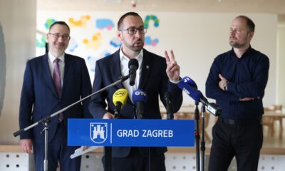 Predstavnik Grada Zagreba daje izjavu medijima na konferenciji za novinare.