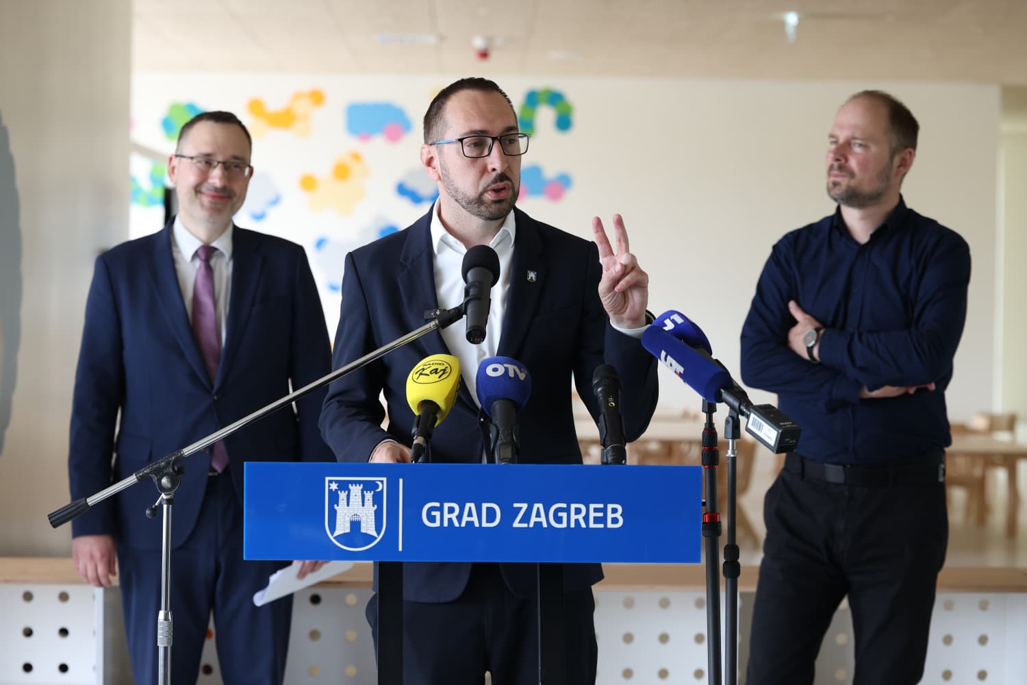 Predstavnik Grada Zagreba daje izjavu medijima na konferenciji za novinare.