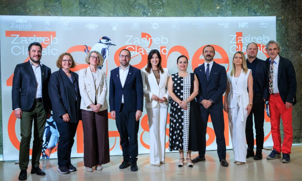 Skupina organizatora, uzvanika i partnera pozira ispred promotivnog zida festivala Zagreb Classic tijekom predstavljanja kulturnog programa.