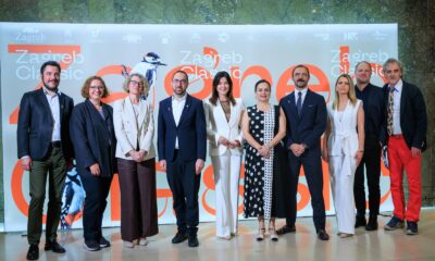 Skupina organizatora, uzvanika i partnera pozira ispred promotivnog zida festivala Zagreb Classic tijekom predstavljanja kulturnog programa.