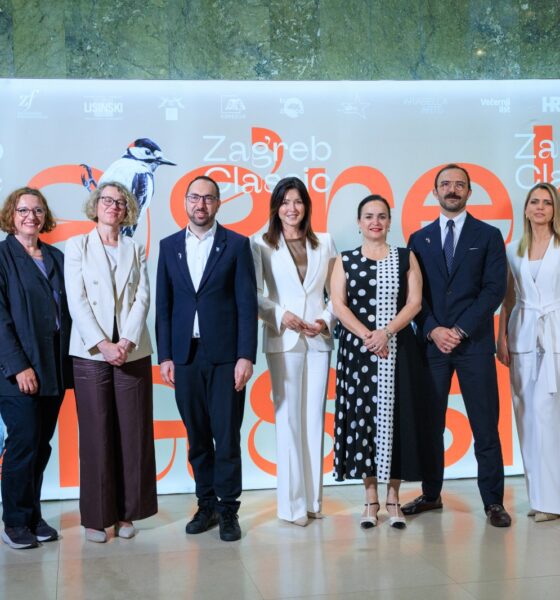 Skupina organizatora, uzvanika i partnera pozira ispred promotivnog zida festivala Zagreb Classic tijekom predstavljanja kulturnog programa.