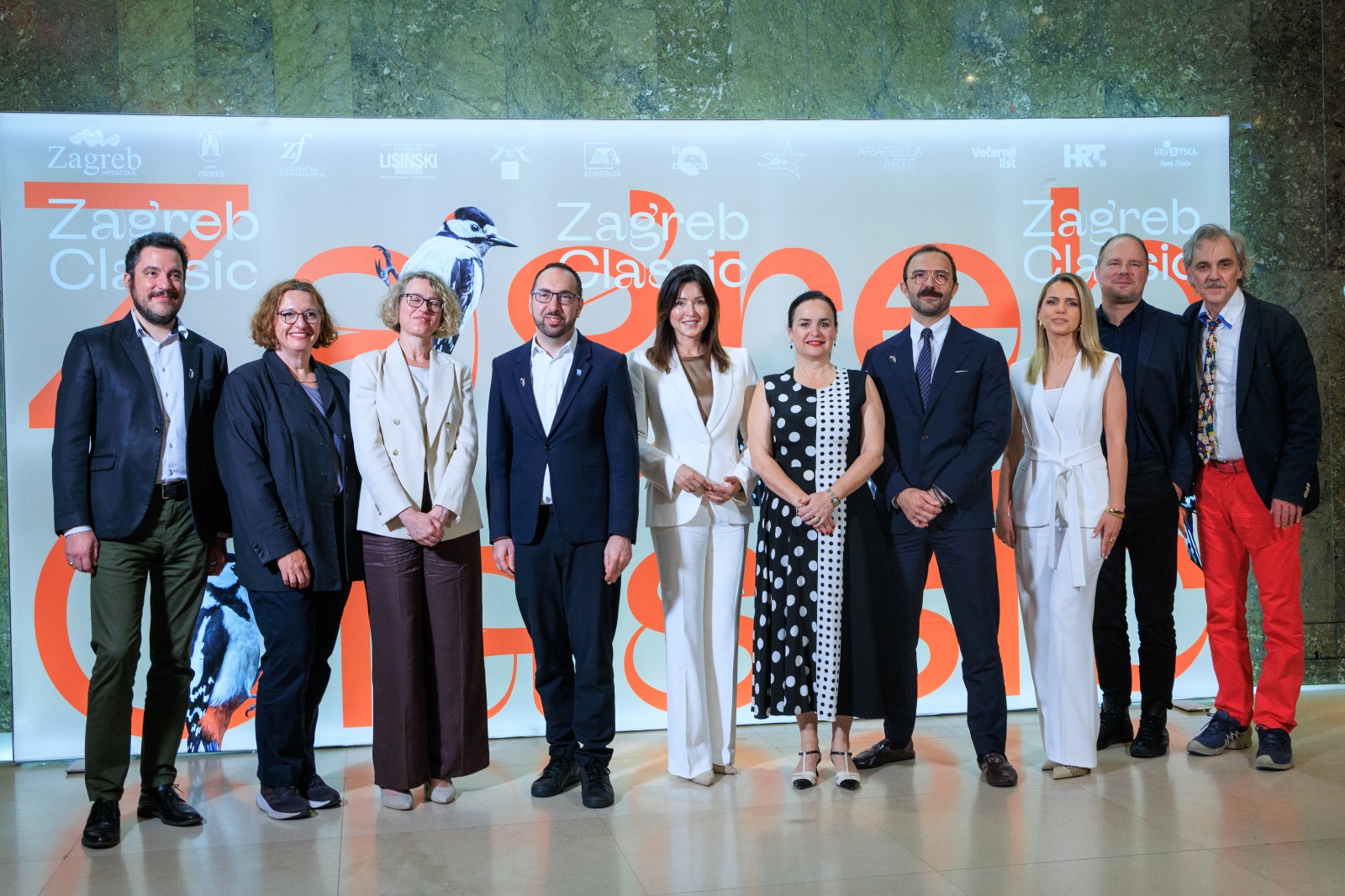 Skupina organizatora, uzvanika i partnera pozira ispred promotivnog zida festivala Zagreb Classic tijekom predstavljanja kulturnog programa.