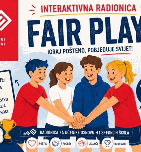 Na fotografiji se nalazi promotivni plakat za interaktivnu radionicu „Fair Play” Hrvatskog športskog muzeja. U središtu ilustracije prikazano je četvero djece koji stoje u krugu i zajednički stavljaju ruke jednu na drugu, simbolizirajući prijateljstvo, suradnju i timski duh. Iznad njih velikim plavim slovima piše „FAIR PLAY”, dok se ispod nalazi poruka „Igraj pošteno, pobjeđuje svijet!”. S lijeve strane nalazi se logotip Hrvatskog športskog muzeja te popis vrijednosti koje fair play predstavlja: poštovanje, iskrenost, prijateljstvo, toleranciju i odgovornost. Uz tekst su prikazane sportske lopte i pehar, koji dodatno naglašavaju sportsku tematiku. Desna strana plakata sadrži ilustracije rukovanja, zviždaljke, figure šaha i sportske tenisice, kao i poziv da se otkriju priče o sportašima koji su „osvajali medalje i srca”. Cijeli plakat izrađen je u vedrim bojama, s mnogo ilustracija i jednostavnim porukama prilagođenima djeci i mladima, čime se naglašava važnost poštene igre, međusobnog poštovanja i pozitivnih vrijednosti u sportu i svakodnevnom životu.