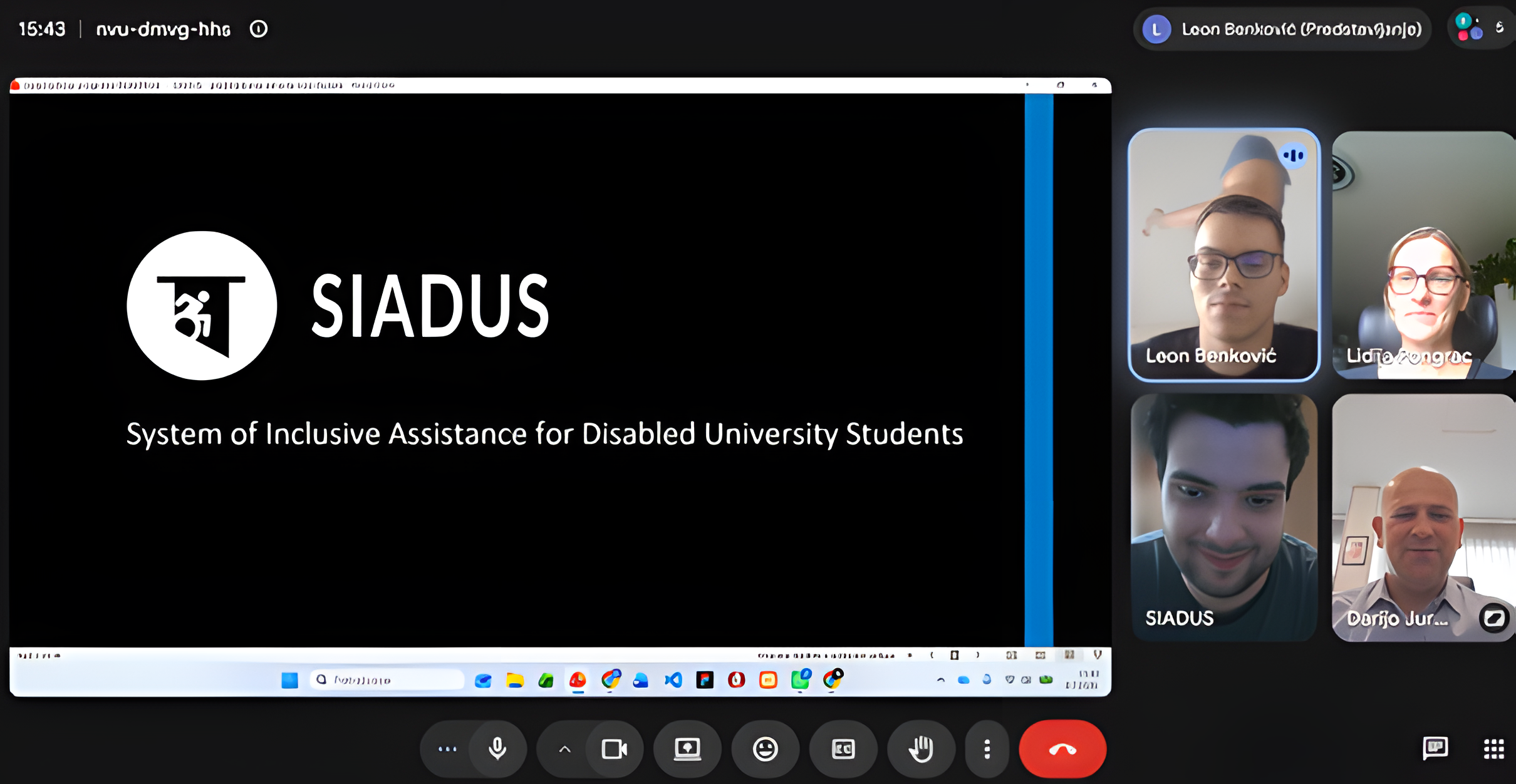 Snimka zaslona videokonferencije tijekom predstavljanja projekta SIADUS (System of Inclusive Assistance for Disabled University Students). Na glavnom dijelu zaslona prikazana je uvodna prezentacija projekta, dok su sa strane vidljivi sudionici online sastanka u videopozivu.