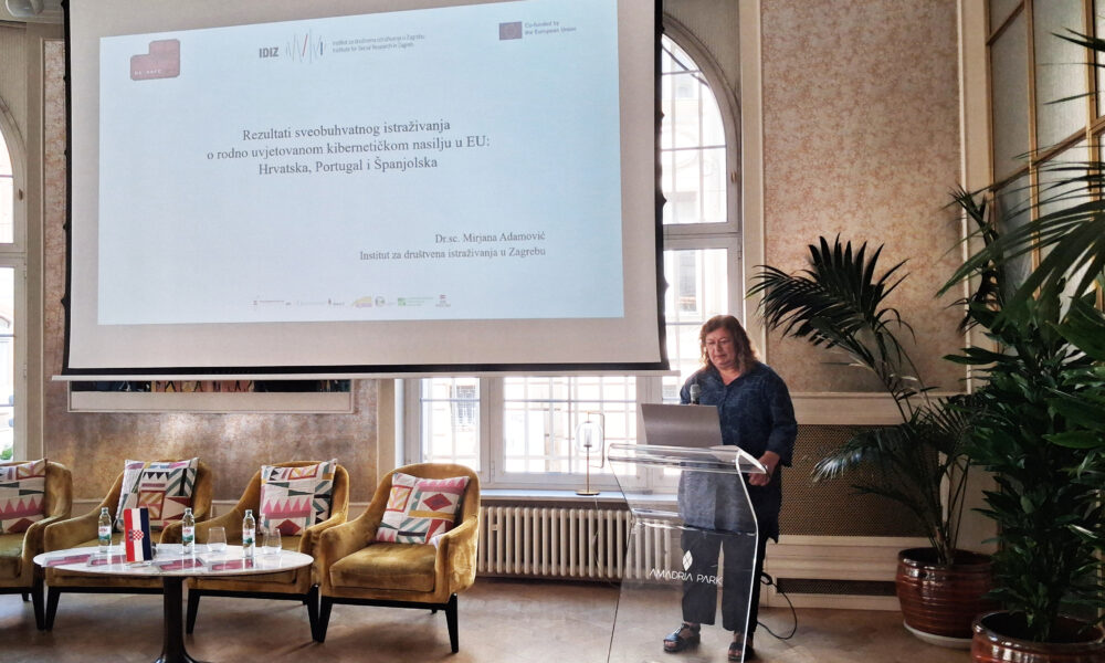 Predavanje o rodno uvjetovanom kibernetičkom nasilju u konferencijskoj dvorani.
