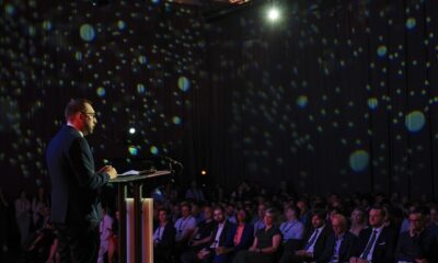 Govornik na pozornici obraća se publici na konferenciji.