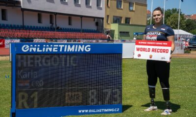 Hrvatska paraatletičarka drži ploču s natpisom "World Record" na atletskom stadionu.
