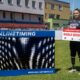 Hrvatska paraatletičarka drži ploču s natpisom "World Record" na atletskom stadionu.
