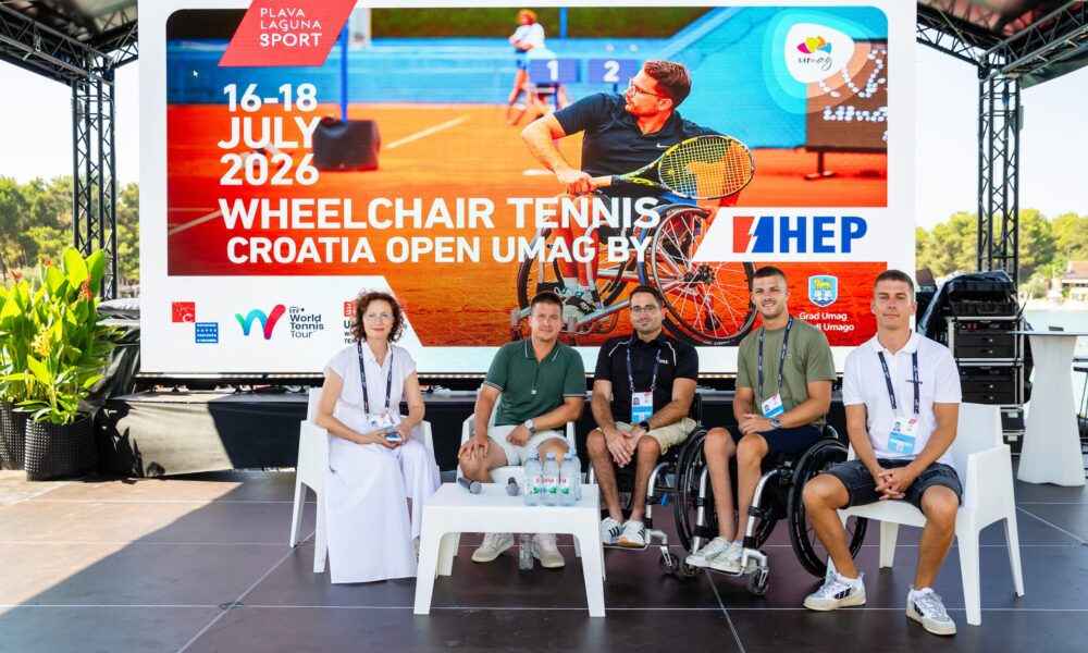 Na fotografiji se nalazi pet osoba koje sjede na pozornici ispred velikog promotivnog ekrana za Wheelchair Tennis Croatia Open Umag by HEP, koji se održava od 16. do 18. srpnja 2026. u Umagu. U pozadini dominira veliki plakat s fotografijom tenisača u kolicima tijekom igre te logotipi organizatora i partnera turnira. Za stolom ispred sudionika nalaze se boce vode i mikrofon, što upućuje na to da je riječ o službenom predstavljanju ili ždrijebu turnira. Među okupljenima su predstavnici organizatora i hrvatski tenisači u kolicima koji će nastupiti na turniru. Fotografija odiše sportskom i svečanom atmosferom te najavljuje početak još jednog izdanja međunarodnog turnira tenisa u kolicima u Umagu.